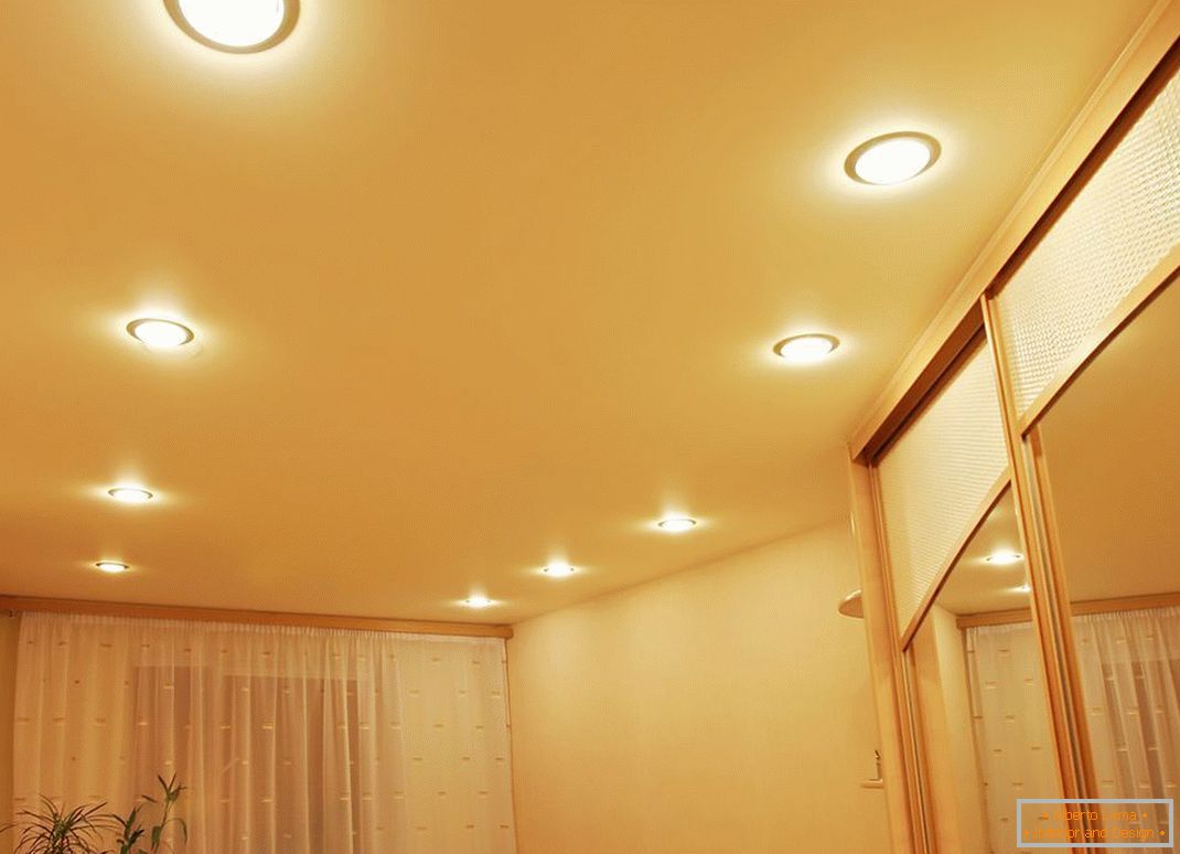 Punctul de iluminat este întotdeauna în mod avantajos combinat cu tavane întinse din PVC.