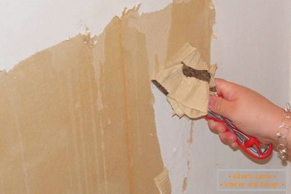 Scoateți hârtia de perete de pe pereți