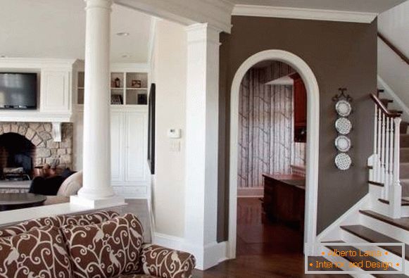 Interiorul casei în combinație de culori albe și maro