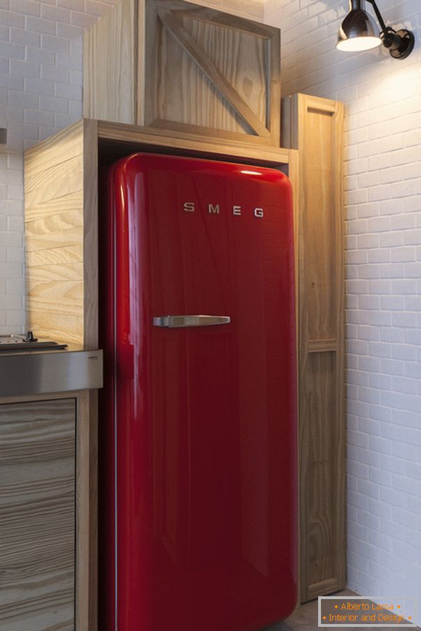 Frigider roșu în designul interior al unui apartament mic