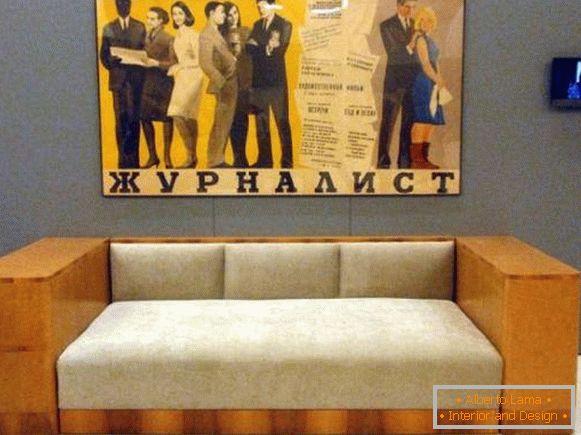 Canapea sovietică elegantă și confortabilă