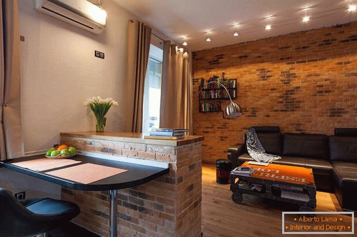 În designul unui apartament cu o cameră în stil loft se folosesc culori calde de bej. Într-un interior cald de familie - o soluție neobișnuită pentru mansardă.
