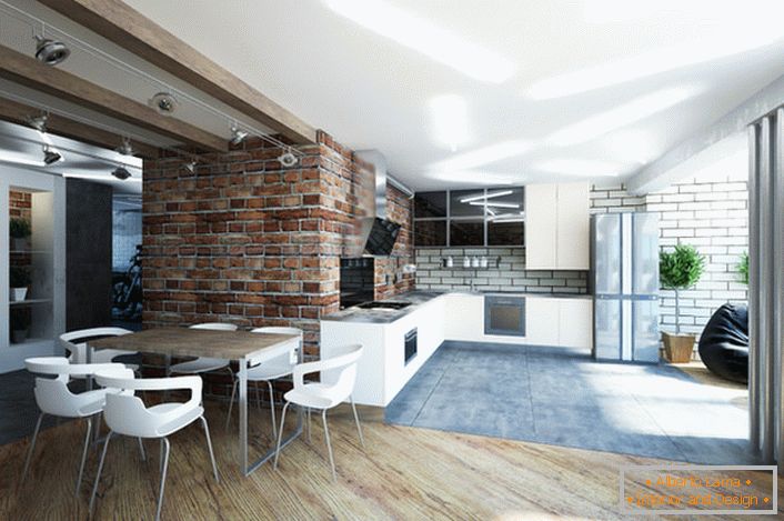 Bucătăria, combinată cu sufrageria, este decorată în stil loft. Un interior laconic, discret, vorbește despre un sentiment al stilului designerului. 