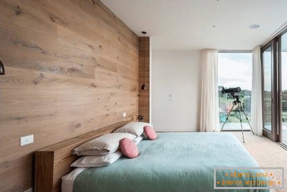 Decorarea pereților cu un copac - o fotografie a unui dormitor modern