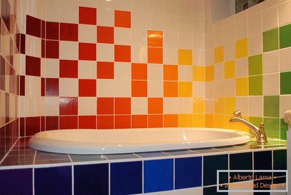 Placi colorate în baie