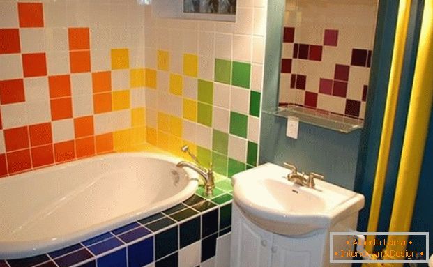 Placi colorate în baie