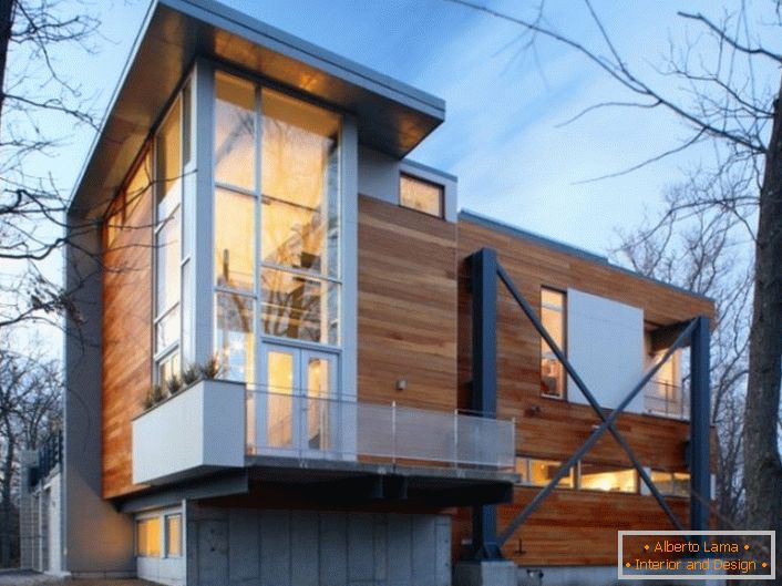 Pereții de lemn ai casei sunt în stil high-tech cu ferestre panoramice din plastic.