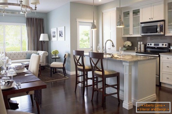 Aleasă în stilul zonei de recreere, mobilierul de bucătărie nu strică dispoziția generală a unui living spațios.
