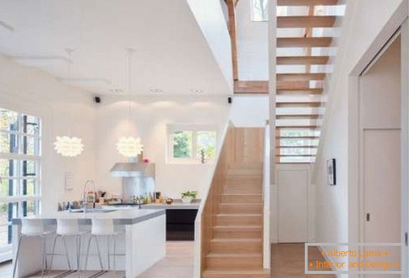 Design interior și bucătărie într-o casă privată cu o fereastră mare