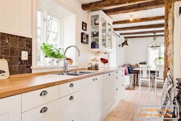 Un interior confortabil al unei bucătării mici într-o casă privată