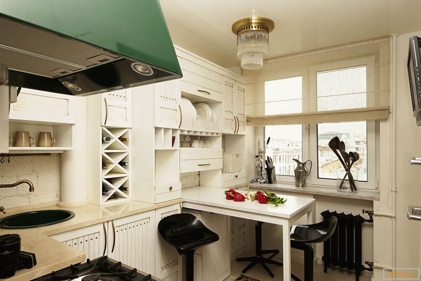 Interiorul alb al unei bucătării mici
