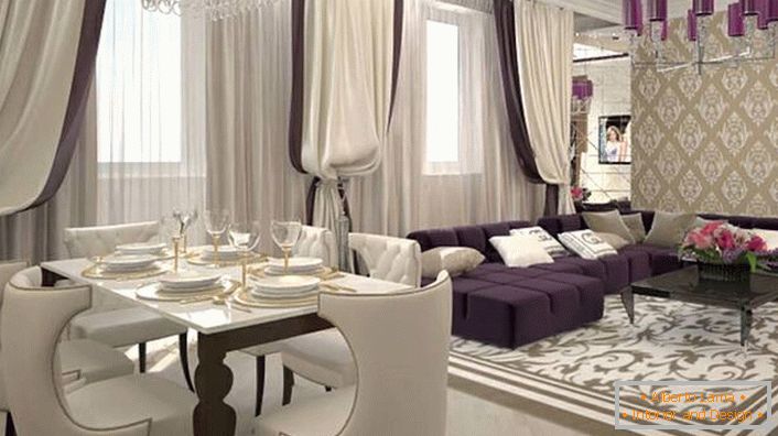 Perdelele grele pe ferestre, în combinație cu mobilier moale de liliac alb, se combină pentru a recrea interiorul în stilul artei deco. În funcție de stil, se selectează și iluminarea. Candelabrul de tavan este decorat cu aceleași nuanțe lucioase de violet închis.
