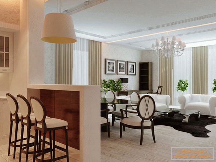 Stilul Art deco poate fi utilizat pentru decorarea interioară a apartamentelor de studio. Florile vii reprezintă o soluție de design interesantă pentru o astfel de compoziție.