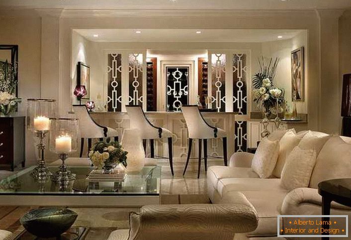 Stilul moderat rezervat de artă deco a fost folosit pentru a decora un living mare într-o casă de țară. Mobilier de culoare din fildeș cu elemente de lemn de wenge într-o singură compoziție arată elegant și de neegalat. 