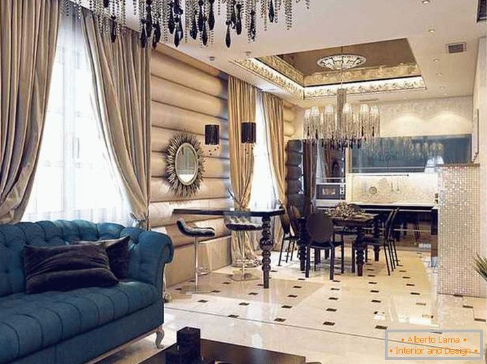 Intimitatea pompoasă a apartamentului studio în stilul Art Deco este decorată cu perdele grele de țesături dense și un candelabru de tavan cu un număr imens de lanțuri mici și subțiri. 