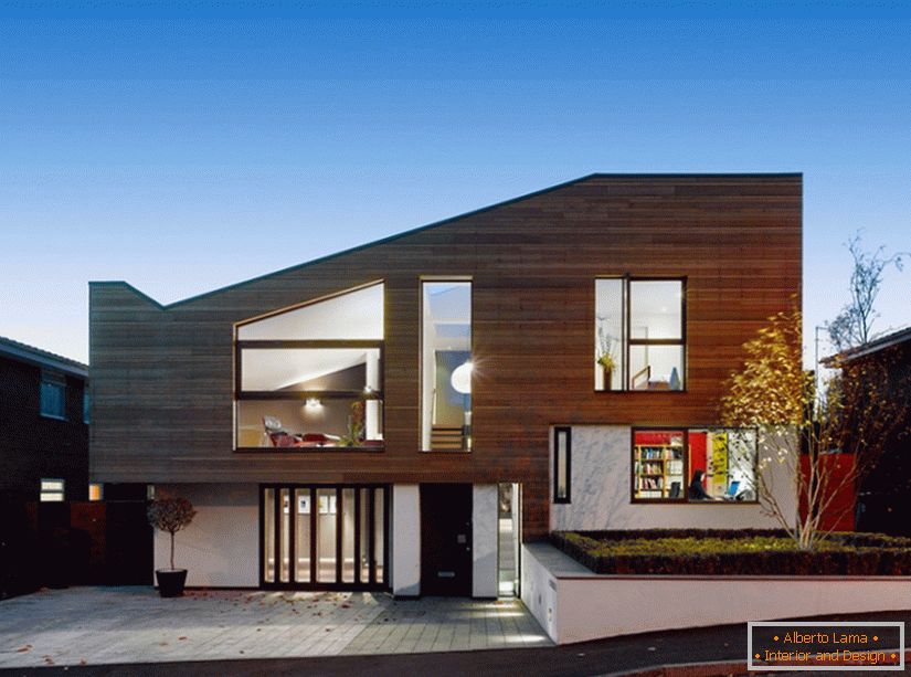 O casă modernă caldă cu o fațadă exterioară din studioul Stephenson ISA