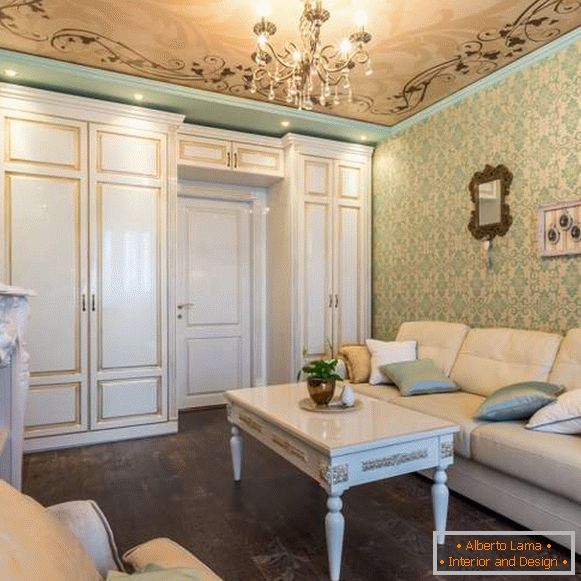 Design elegant în hală într-un apartament cu mobilier și mobilier clasic