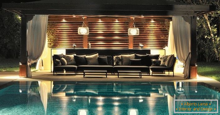 Arbor în stilul piscinei high-tech - odihnă confortabilă într-un interior modern.