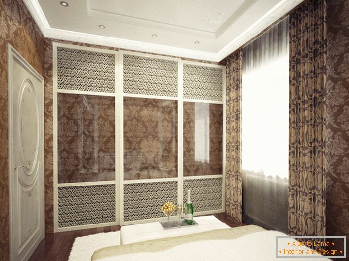 Dormitorul în stil Art Deco ar trebui să fie spațios, funcțional și atractiv. O dressing elegantă cu uși lucioase este o opțiune interioară ideală în această direcție stilistică.
