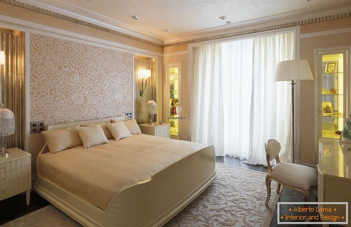 Dormitorul în culori de culoare bej deschis, cu un pat larg, este perfect pentru odihnă și somn. Proiectul de proiectare este realizat corect. În conformitate cu stilul art deco, iluminatul exclusiv este selectat.