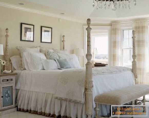 Dormitorul în stilul chic-ului shebbie cu un pat mare cu coloane