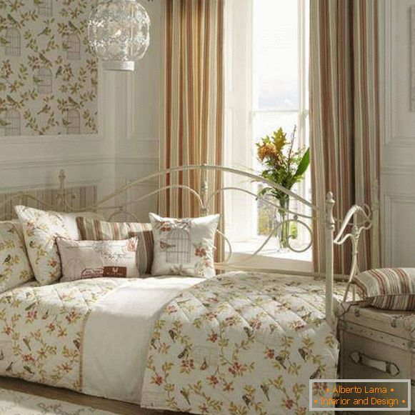 Designul elegant al dormitorului este un chic elegant cu o canapea din fier forjat