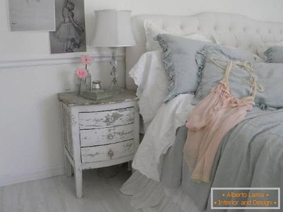 Dormitor în stilul chic chic în gri, roz și alb