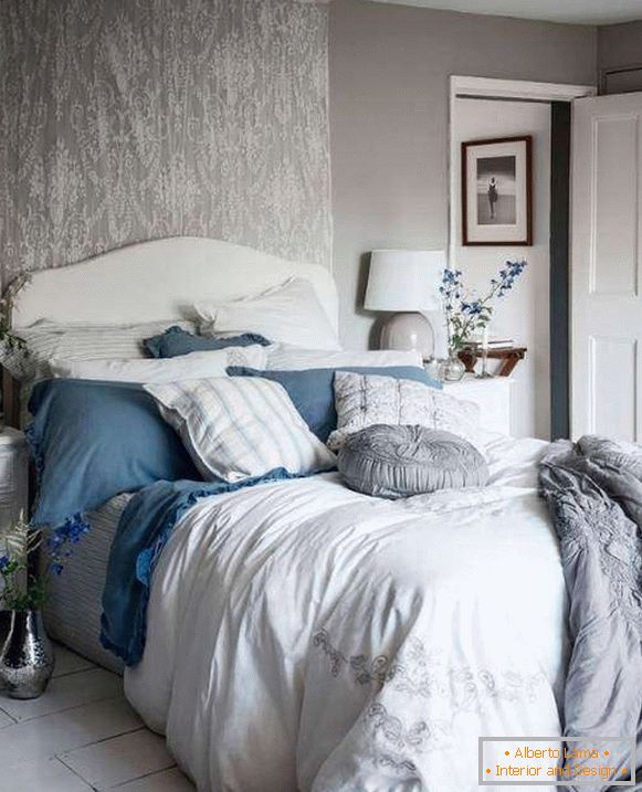 Dormitor șic elegant, cu pereți cenușii, decor alb și albastru