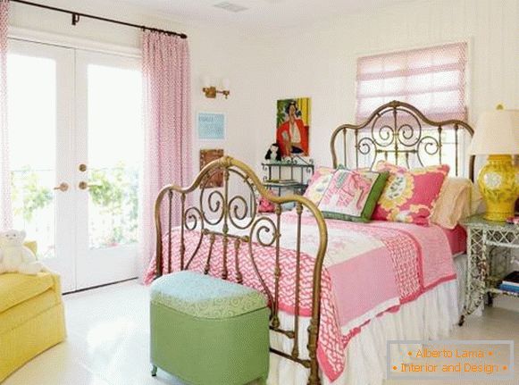 Interiorul dormitorului în stilul unui chic shebbie - fotografii în culori vii