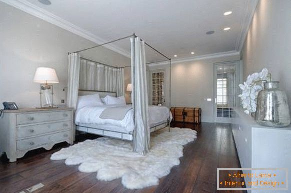 Dormitor mare, elegant, cu podea din lemn