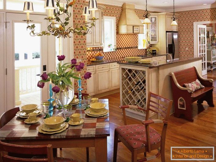 Stilul țării este ideal dacă este vorba de decorarea spațiului pentru bucătărie. O bucătărie mică într-o casă de țară în stilul țării este un loc excelent pentru întâlniri calde de familie.