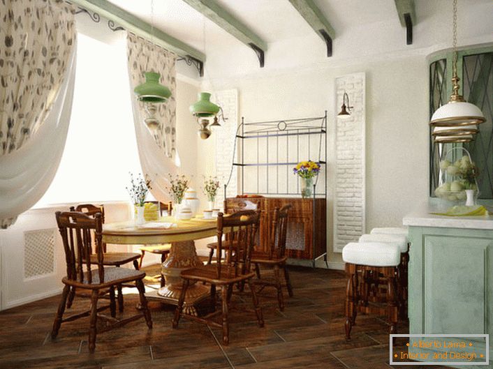 O zonă de luat masa în stil de țară, într-un apartament în oraș, undeva în sudul Franței.