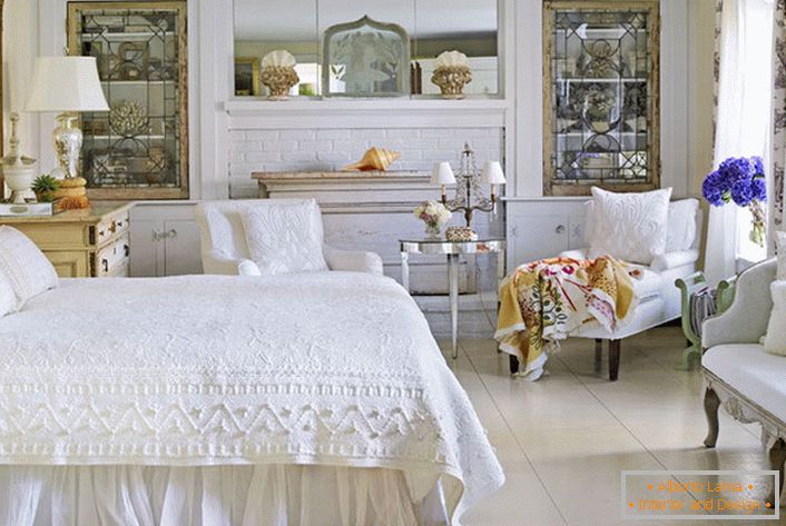 Dormitor alb în stil țară într-o casă din nordul regiunii Moscova.