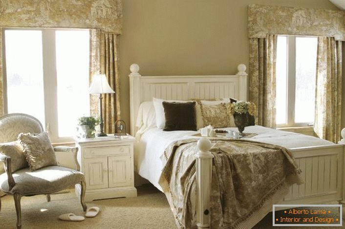 Un dormitor blând pentru oaspeții în stil rural într-o casă de țară într-una din provinciile din Franța. Exemplul corect de selecție a mobilierului pentru plasarea în acest stil.