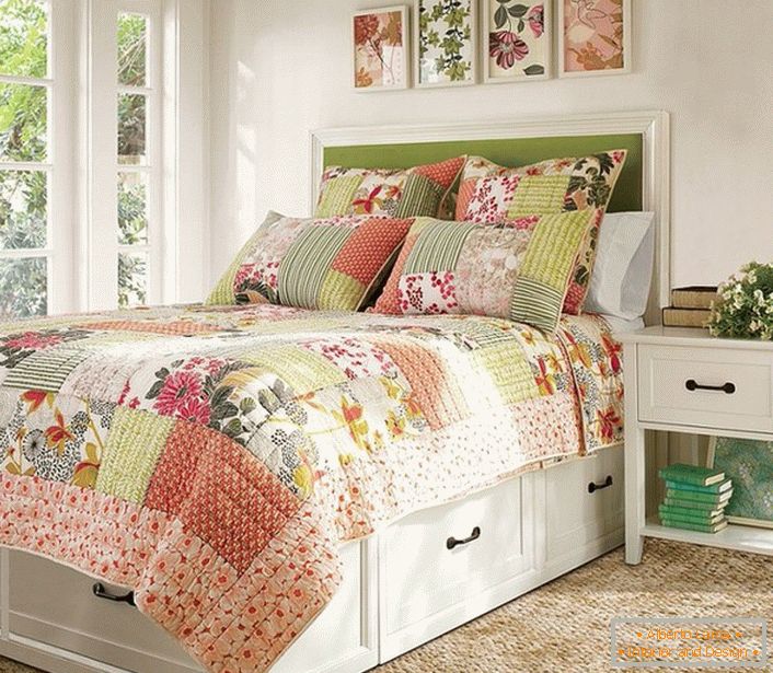 În funcție de stilul țării, sunt alese elemente decorative pentru dormitor. Perne și Plaid în stil