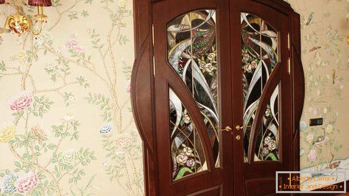 Una dintre cerințele stilului modernist este caracterul natural al materialelor folosite. Usile de interior din lemn natural Wenge sunt decorate cu vitralii atractive. 