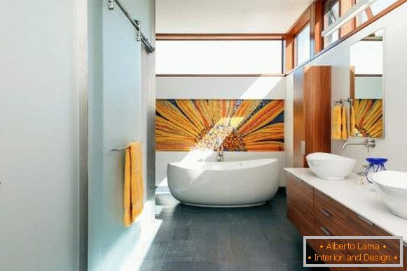 Design interior de baie cu usi culisante din sticla