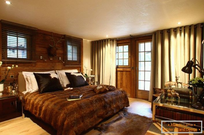 Într-o mai mare măsură, pentru a decora dormitorul a fost folosit un lemn de culoare brună nobilă.