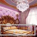 Lilac-aur interior al dormitorului