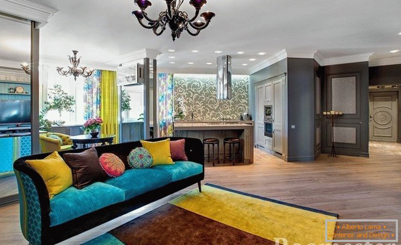 Canapea multi-color și covorul în cameră