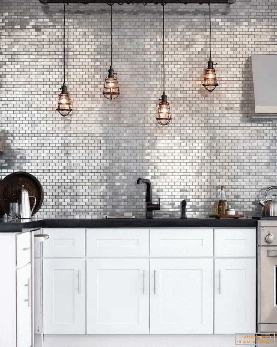 Bucătărie în stil grunge, cu șorț de culoare argintie și lumini retro deasupra zonei de lucru