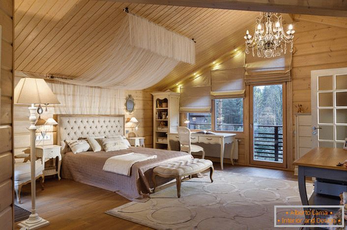 Dormitor într-o casă într-o casă în stil rustic.