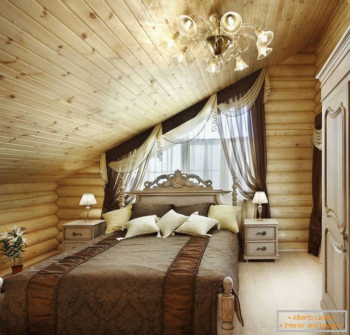 O soluție neobișnuită pentru un dormitor într-un stil de țară. Pe un pat roșu moale, creat pe motive de baroc, arată cu exactitate în conceptul rural general al unui interior.