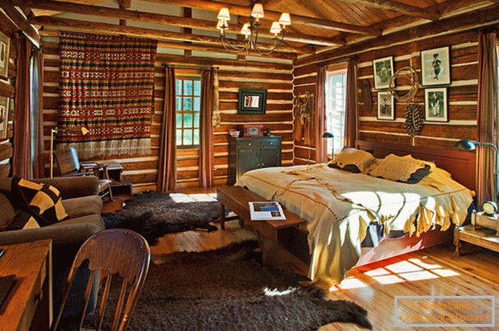 Un dormitor în stil țară într-o casă mică în pădure. 