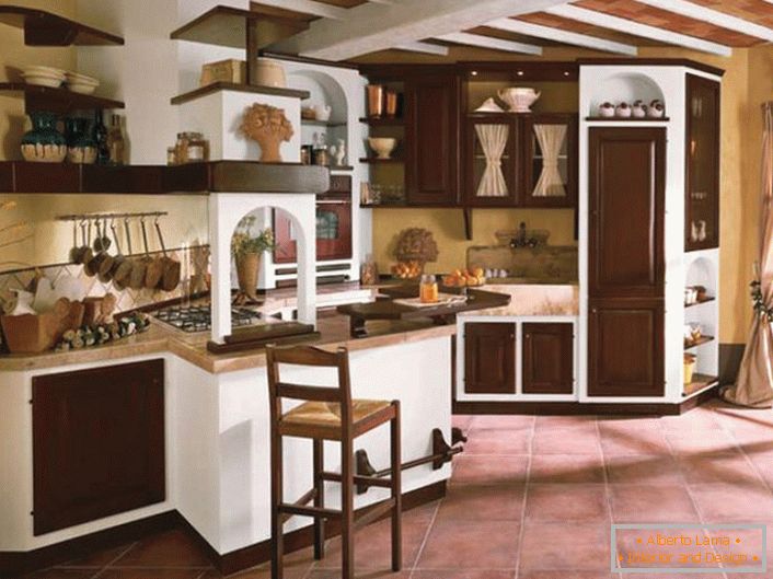 Bucătărie în stil țară într-o casă de țară într-una din provinciile din Franța. O bucătărie spațioasă și luminoasă este visul oricărei amante.