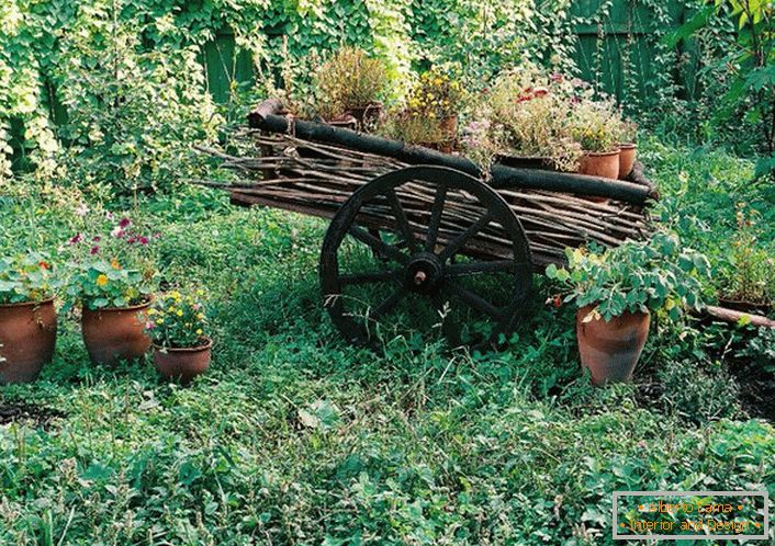 Decor pentru grădină în stil țară. Elementele minunate vor face gospodăria confortabilă și atractivă.