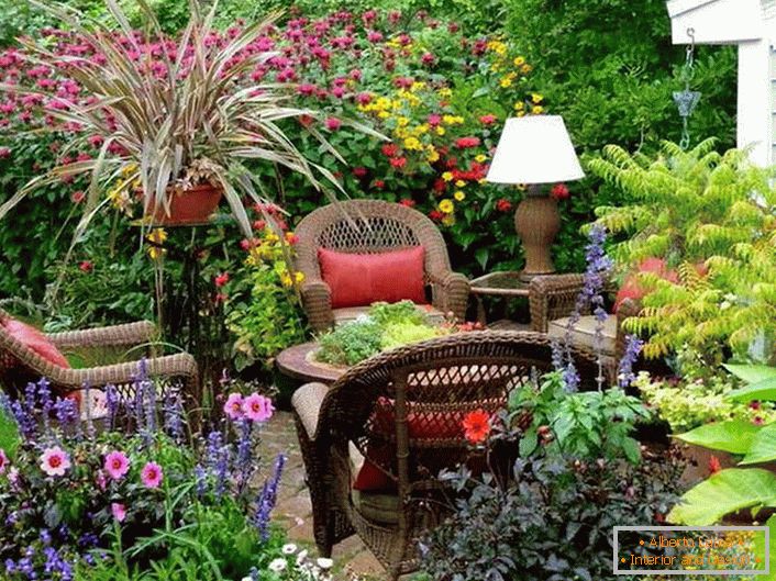 Zonă de recreere în grădină în stilul țării - o mare oportunitate de a vă relaxa în natură.