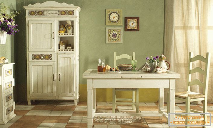 O bucătărie confortabilă în stilul țării este executată în lumină albă și blândă de măsline. Combinație perfectă de culori pentru stilul rustic.