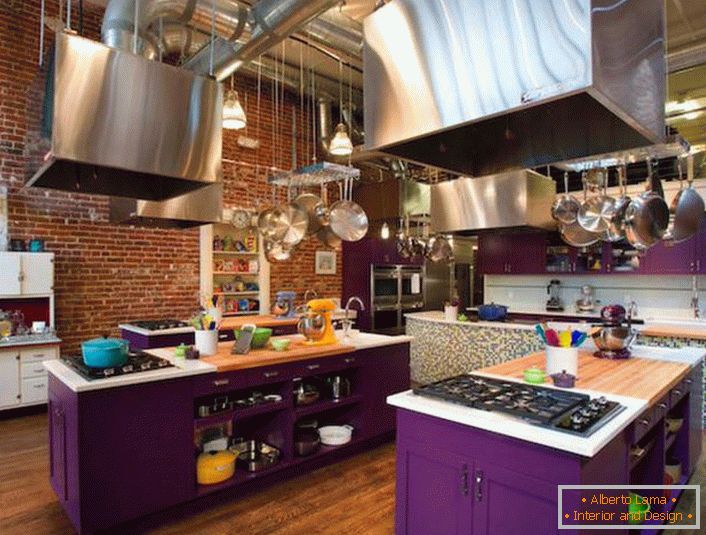Setul de bucătărie este purpuriu luminos - o soluție neobișnuită pentru stilul loft.