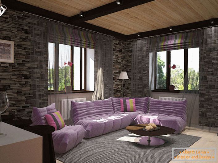 Proiect de design pentru un living confortabil în stil loft. Decorarea zidurilor de piatră este combinată armonios cu mobilier moale moale-violet.